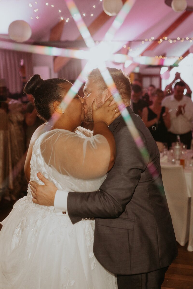 Kuss bei der Hochzeitsparty in Bergisch Gladbach in der Diepeschrather Mühle