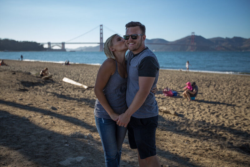couple kissing in san fransico
