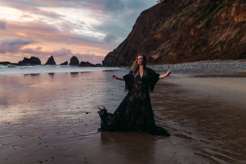 A breathtaking bridal portrait in a wide-open field, capturing the vast beauty and freedom of the Pacific Northwest.