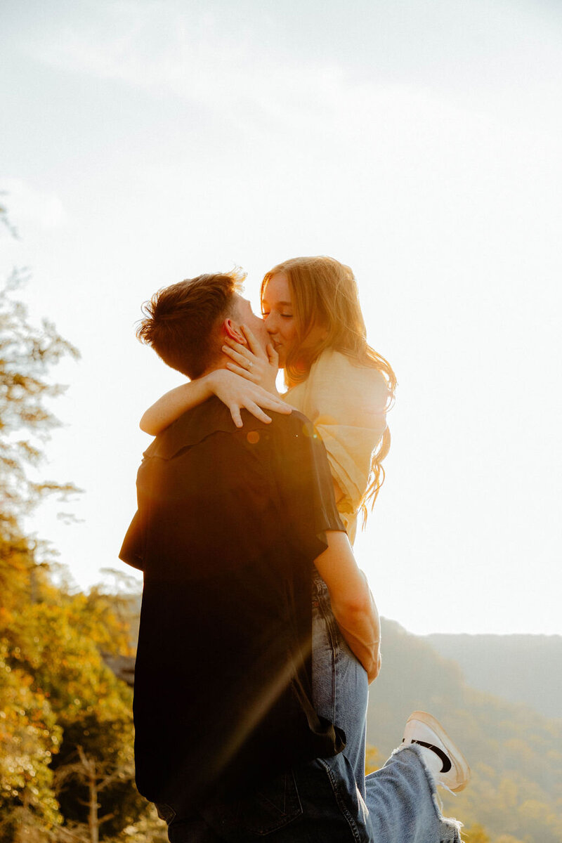 couple kissing in sunlight