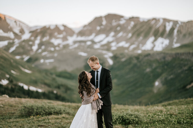 aspen elopement photographer at independence pass with eloping couple
