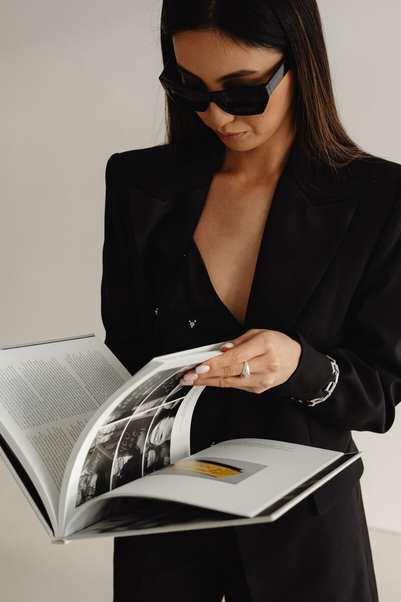 kaboompics_dark-classy-aesthetic-fashion-beautiful-asian-female-entrepreneur-in-black-suit-technology-and-devices-iphone-laptop-airpods-30054