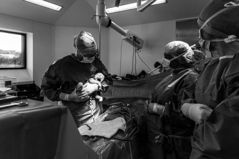 xaccoucher en clinique - reportage photo de la naissance - vanessa amiot photographe