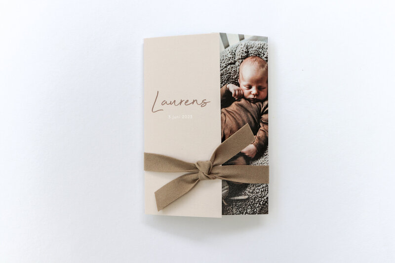 Drieluik-geboortekaartje-Laurens-met-beige-lint-4
