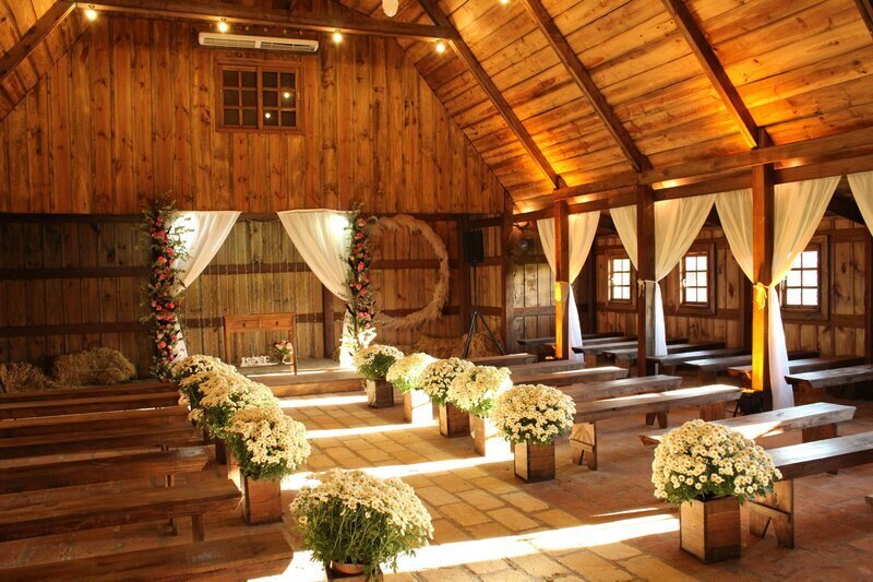 Salle de mariage theme ranch. Scénographie proposée par une agence évènementielle.