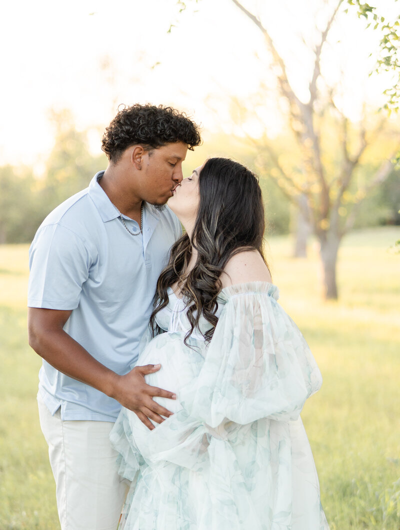 Maternity-couple-kissing