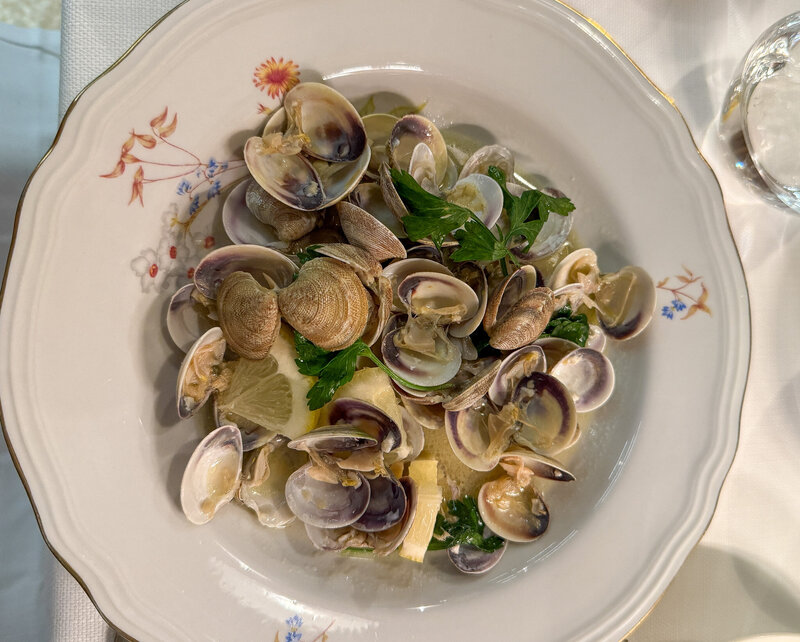 Clams in broth at Osteria Miranda in Lucca, Italy