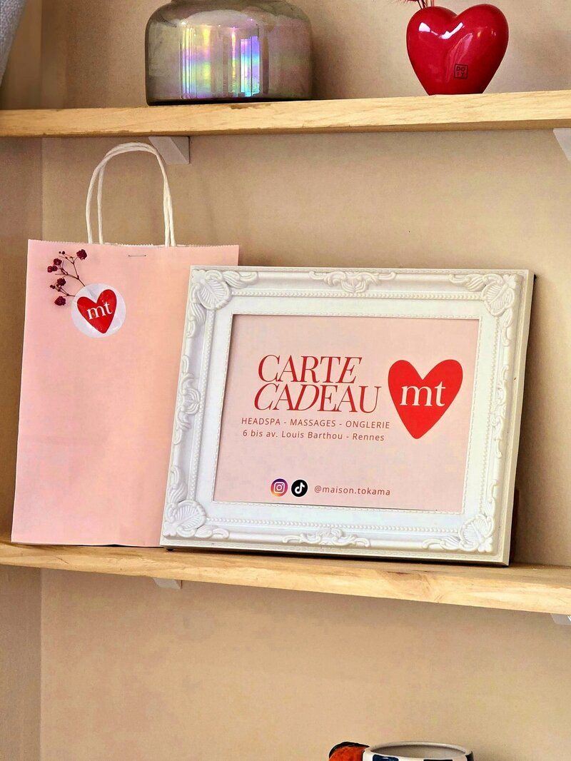 Carte cadeau de l’institut Maison Tokama à Rennes, présentée dans une élégante pochette rose décorée avec soin.