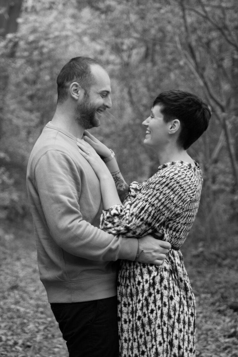 Koppel tijdens familie fotoshoot