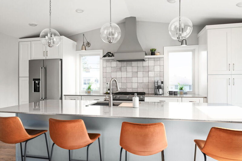 light-airy-kitchen-island-seating