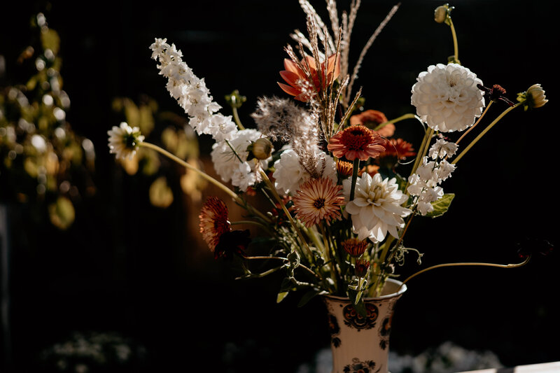 Vaas met bloemen in mooi licht