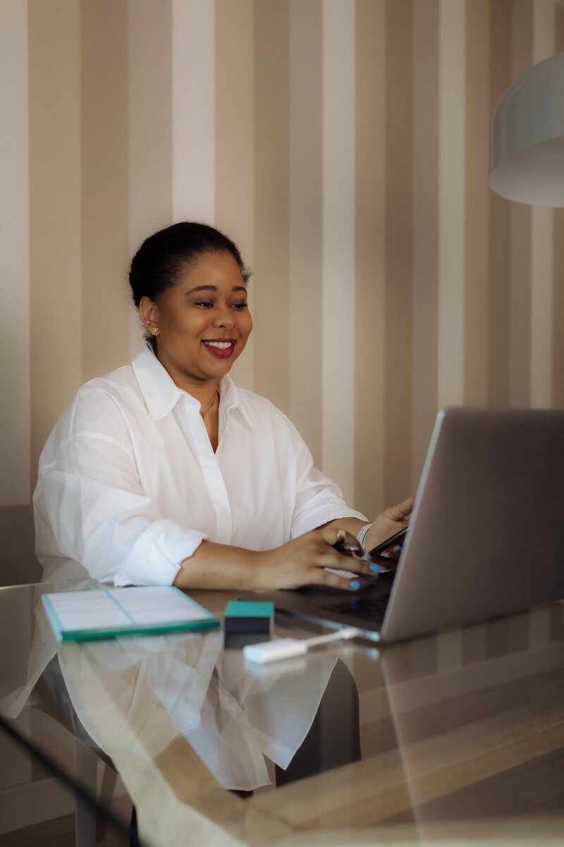 kaboompics_creative-black-woman-freelancer-working-remotely-in-a-modern-workspace-38517