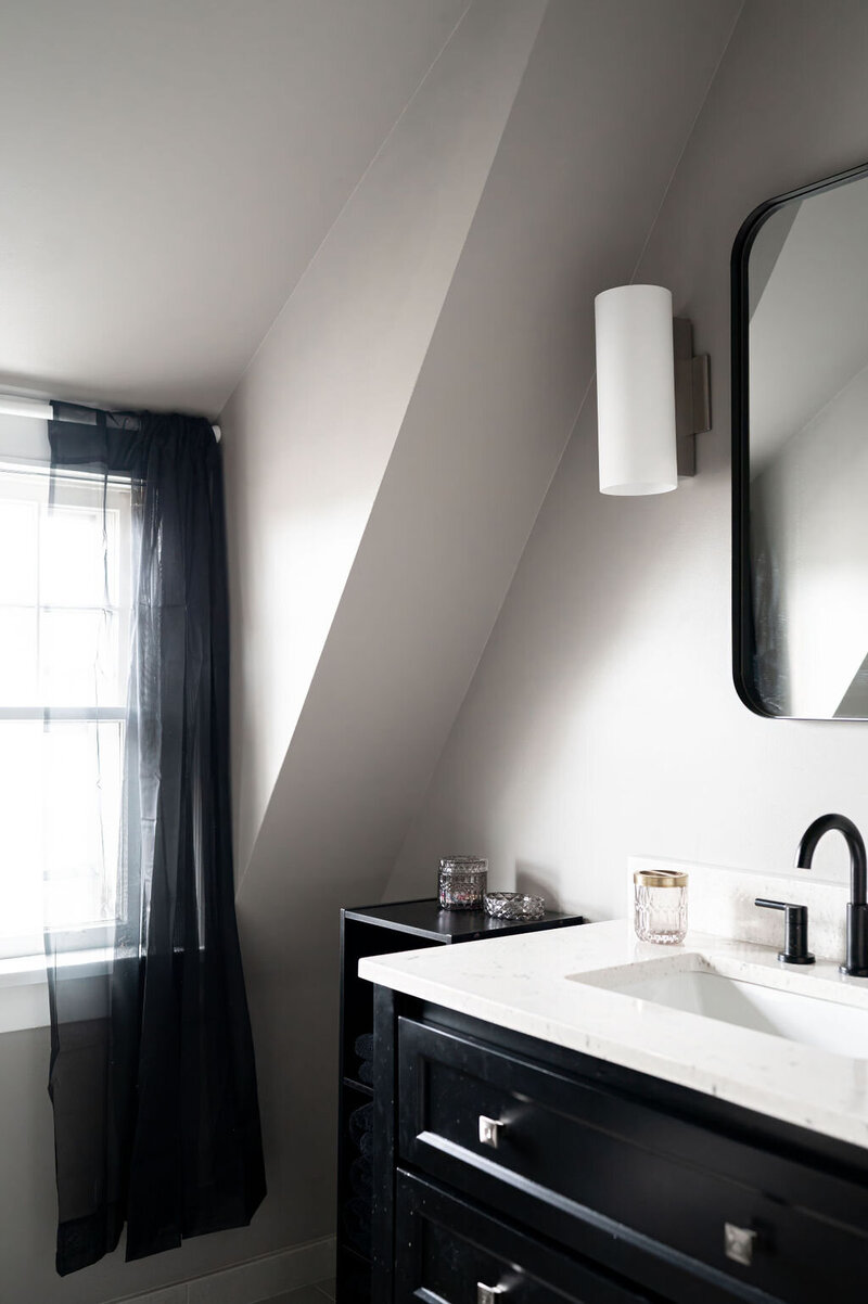 traditional-elegant-small-bathroom
