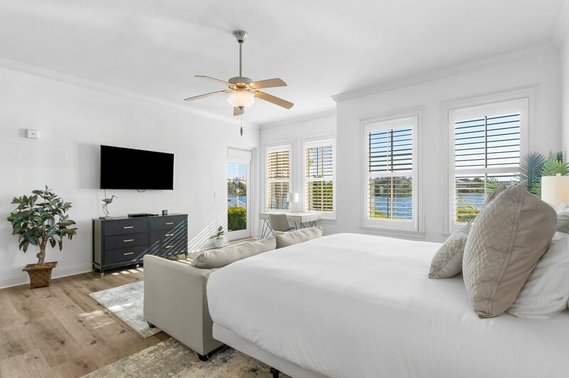 6-web-or-mls-118 Carillon Market St 102-13