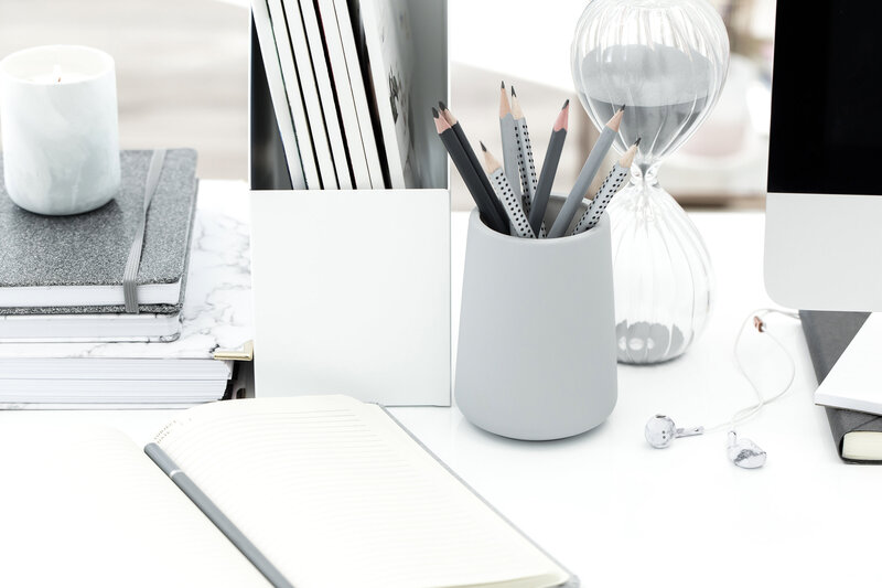 The Copywriter Translator desk. Pencils, a sand-clock, a notebook and magazines.