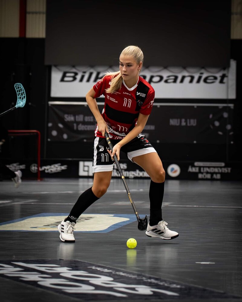 Sportfoto av innebandyspelare från en match