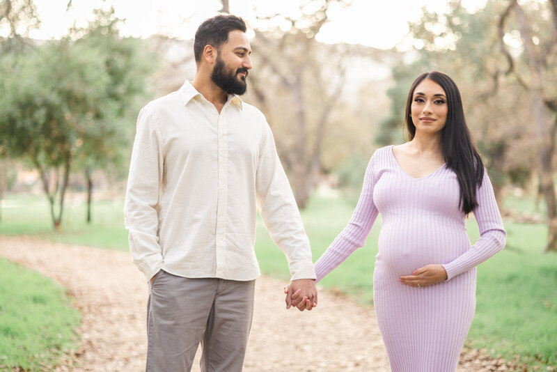 couple-walking-photoshoot-oak-grove-maternity