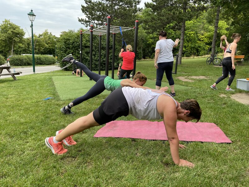 Pilates, Ernährungstraining und zyklusorientiertes Training in den Bezirken Mödling und Baden für ganzheitliches Wohlbefinden – sowie Fit im Büro: Dein Team-Training für mehr Gesundheit am Arbeitsplatz.
