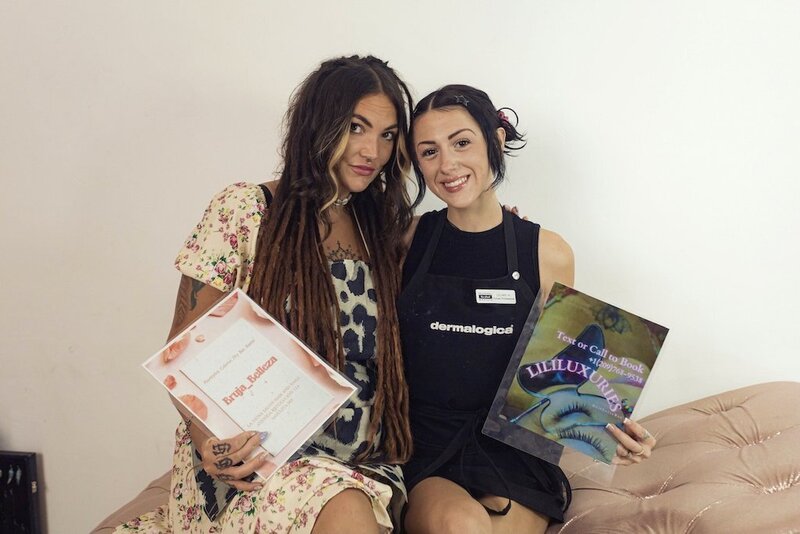 Rachel and Lili have opened a beauty and hair salon boutique in Sayulita, Nayarit, offering expert hair, skincare, and esthetic services in a welcoming and stylish space.