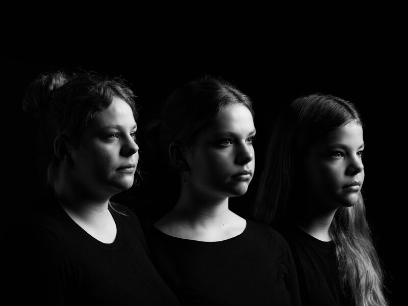 Prachtig generatieportret met oma, moeder en kleindochter samen vastgelegd in een warme en tijdloze fotoshoot bij Studio 2Shoot in Eijsden.


