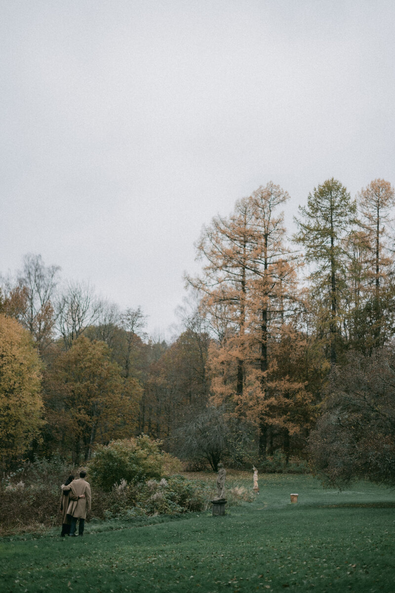 Couple in the park of Mustio Manor on a photography session with photographer Hannika Gabrielsson