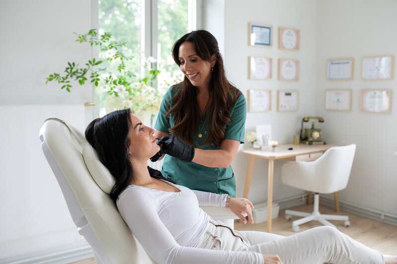 På GLLOW erbjuder vi flera olika injektionsbehandlingar, som fillers, Profhilo och botox.