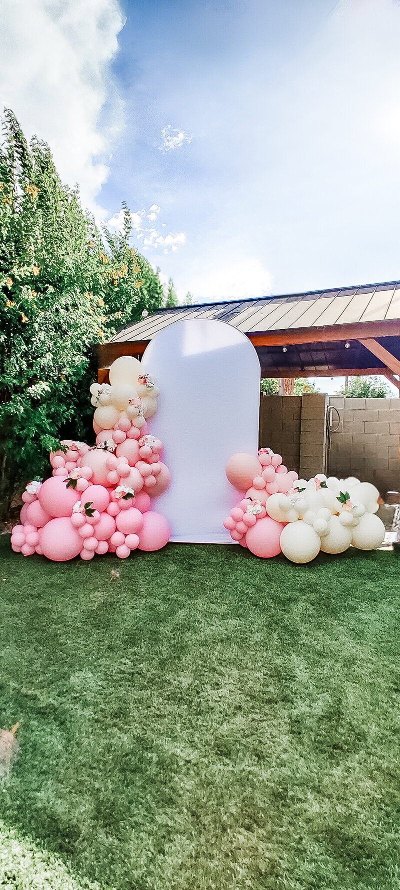 Fun dinosaur-themed balloon display with greenery and foil dinos, perfect for kids’ birthdays and outdoor celebrations.