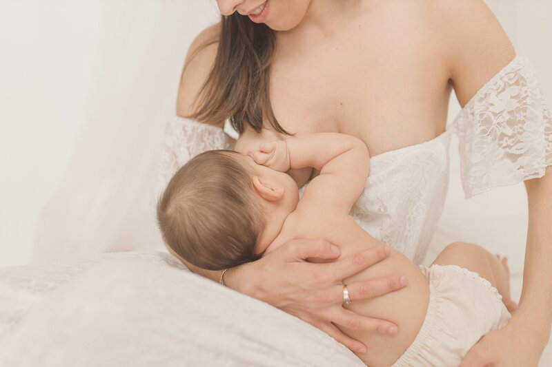 photo de maman qui allaite en studio à tours