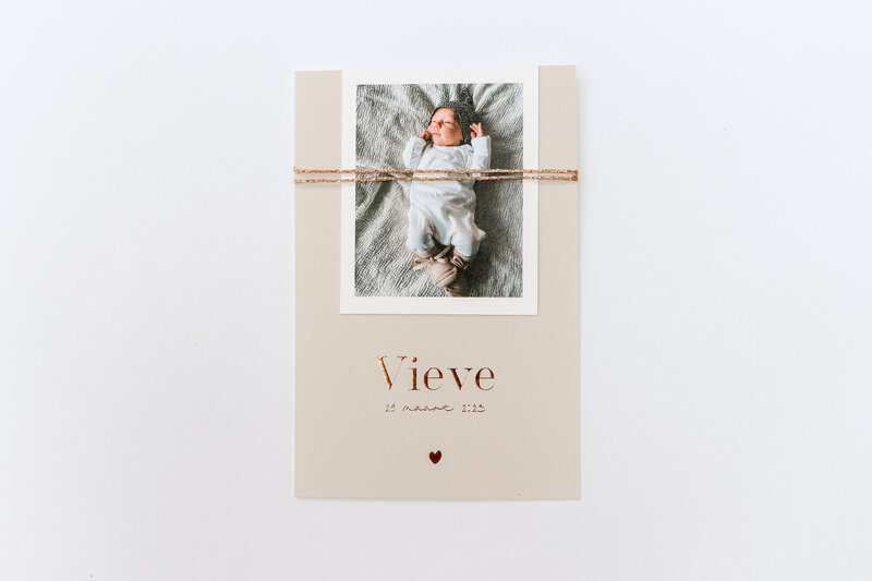 Beige-geboortekaartje-Vieve-met-koperfolie-en-fotolabel-meisje