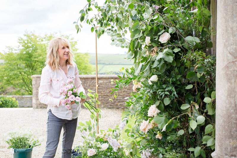 Rebecca-Hobbs-Floral-Design-Hamswell-House-About-Cotwold-Flowers-Summer-wedding-13