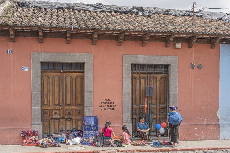 Guatemala-Antigua-streetvendors-1