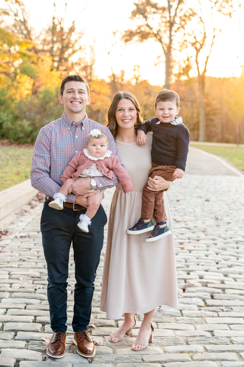 Pittsburgh family photographer - Pittsburgh Photographer with family posing at Hartwood Acres Mansion