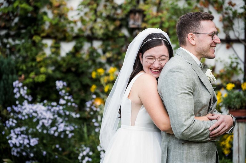 Braut umarmt bräutigam beim first look  Hochzeit Straubing