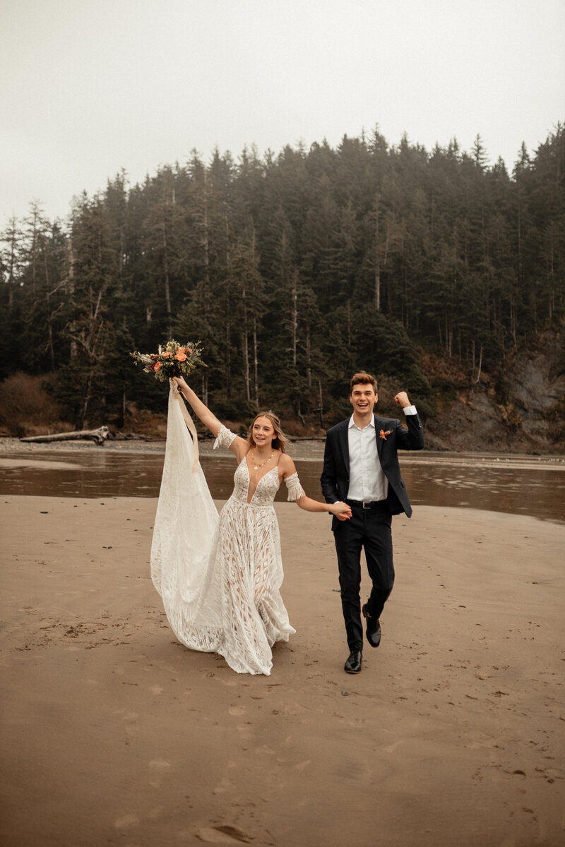 Couple Eloping in Short Sands Beach, Oregon |Angie Rich Photography