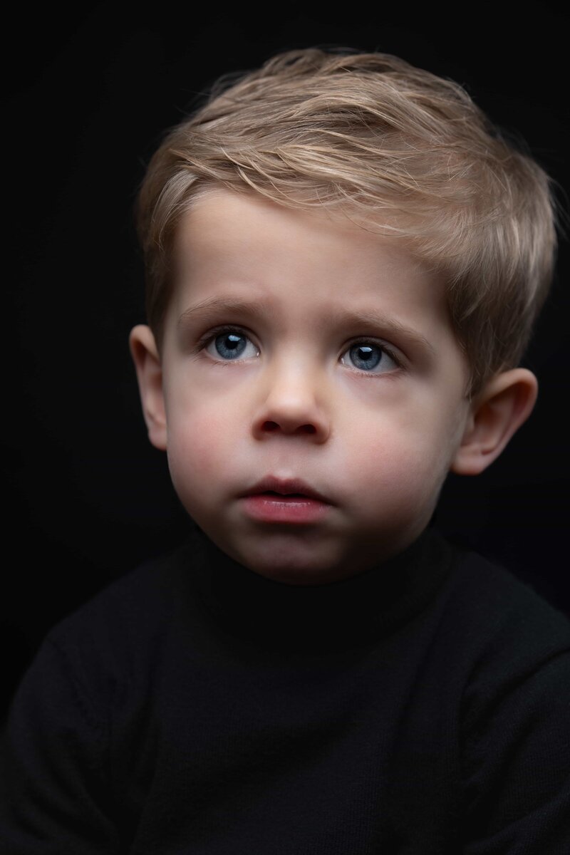 Jongetje tijdens een spontane kinderportret fotoshoot in de studio van Studio 2Shoot in Eijsden