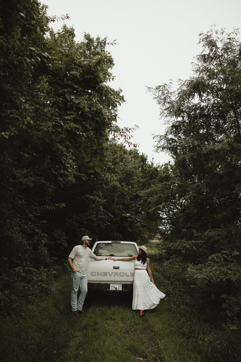 Wildflowercouplessessionwithtruck_emilyarwinephoto-51