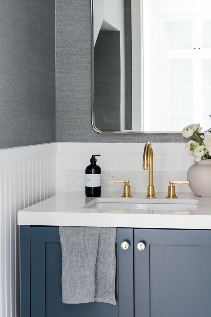 Bathroom with natural materials and functional design in a transitional style
