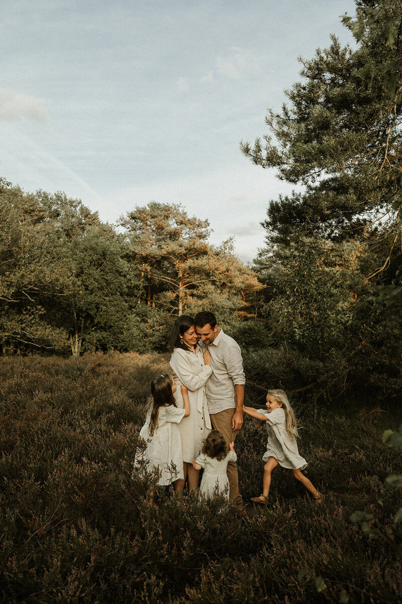 Gezinsfotografie in Nijlen tijdens golden hour – pure, spontane momenten vastgelegd in de heide.