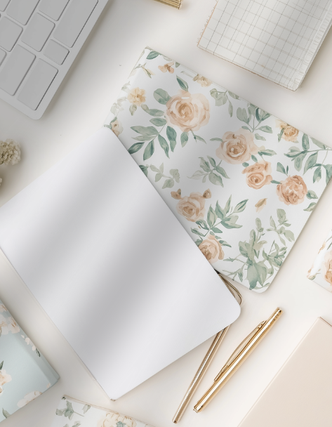 En 3 mois, vous passerez de la confusion et du doute à la clarté, la confiance et l’action.
Vous apprendrez à vous libérer de la peur de vous lancer, à clarifier votre projet de cœur et à créer une stratégie simple, alignée à qui vous êtes vraiment.