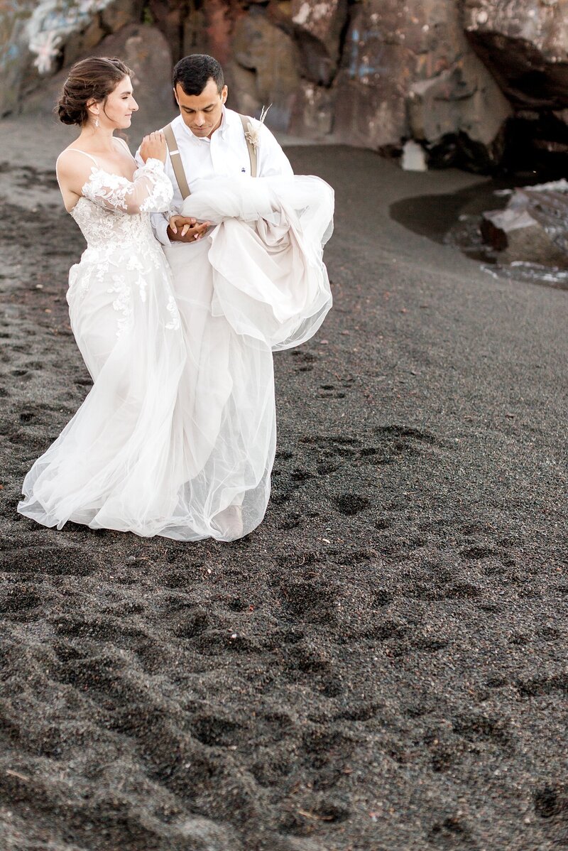 black-sand-beach-hawaii-alexandra-robyn-destination-elegant-elopement-photo-inspiration_0023