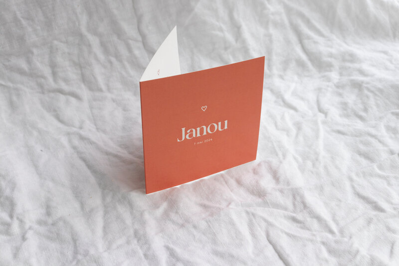 Vierkant-oranje-geboortekaartje-Janou-met-klein-hartje-11