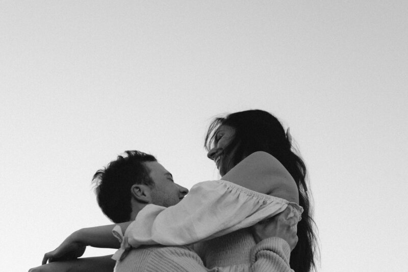 Timeless couple photography in black and white on the beach