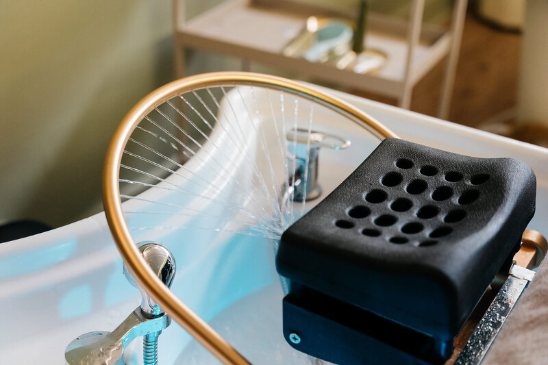 Soin headspa à Rennes chez Maison Tokama, avec jets relaxants pour le cuir chevelu et l’esprit.