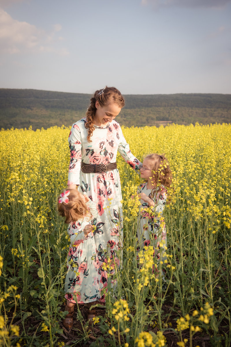 JandDstudio-farm-vintage-family-spring-couple-flowers-mother-girls