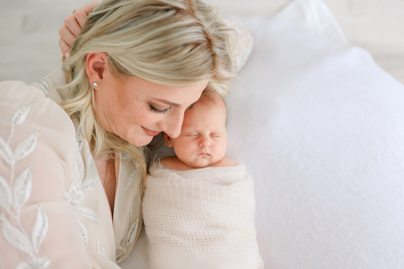 baby liegend auf decke