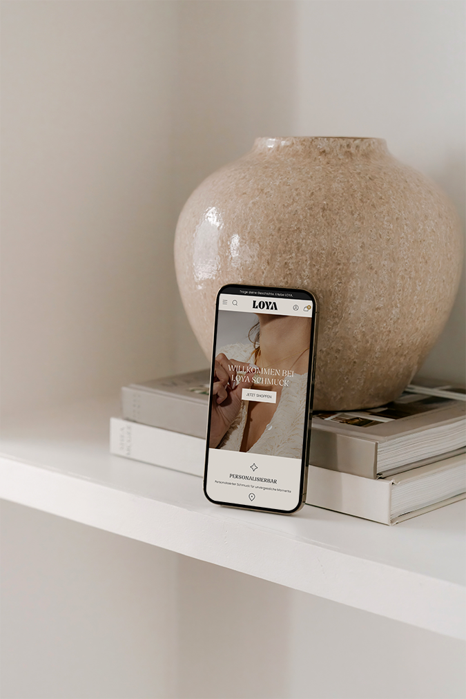 Mockup einer Website für Yogalehrerin Sandra von Wolkenyoga, feminin gestaltet.