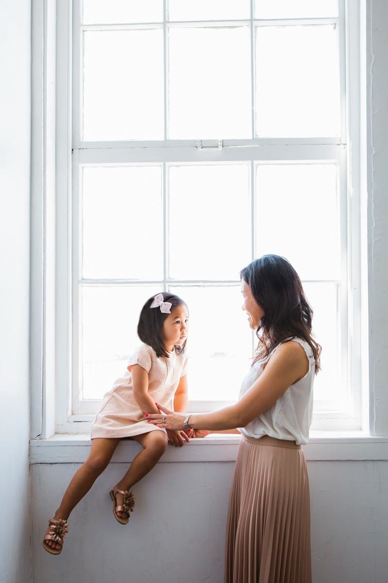 mom-daughter-window-natural-light-sky9studio-5F0A0526_1