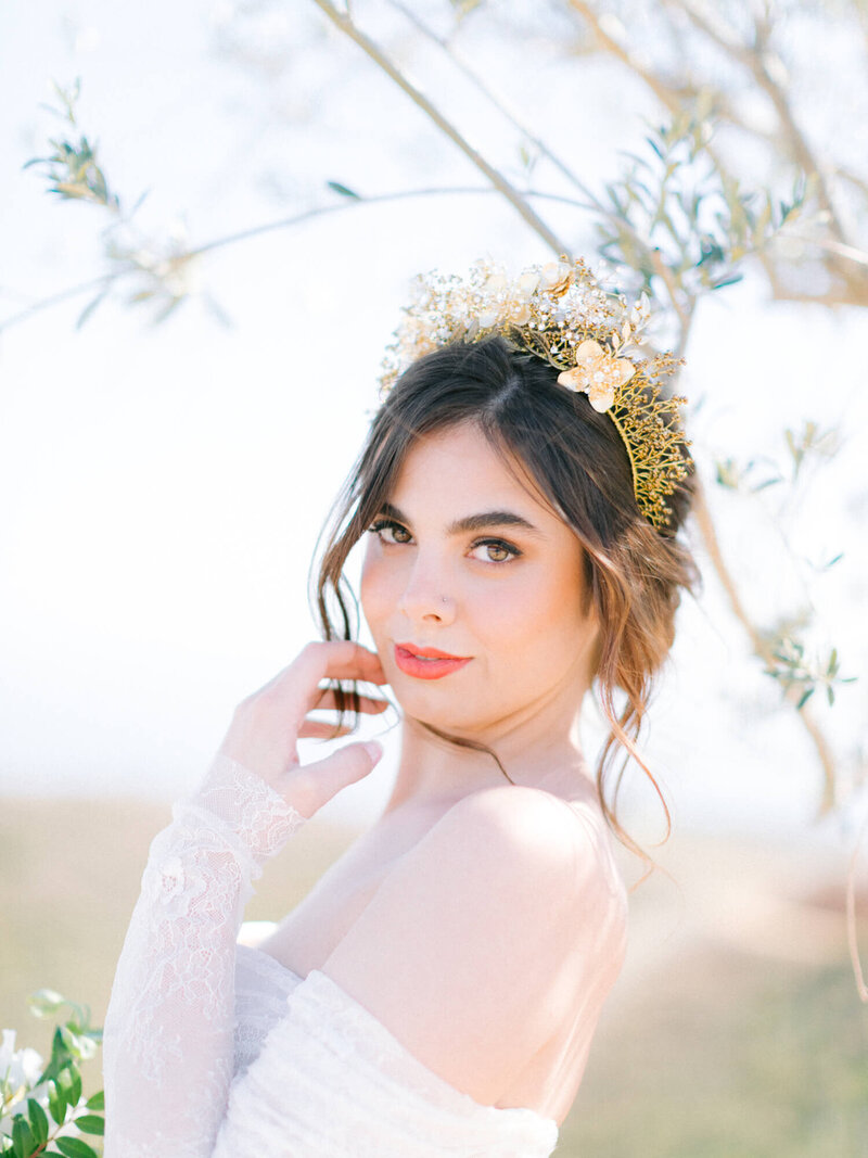 wedding-editorial-photo-bride-with-crown-smiling