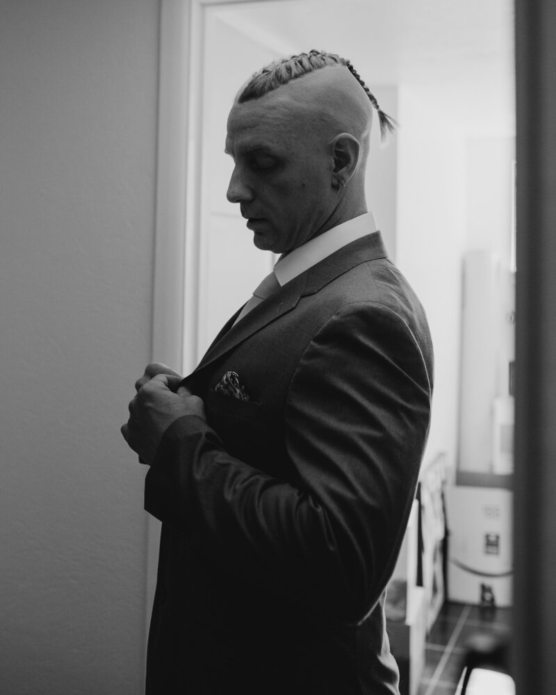 groom getting ready in seodna arizona