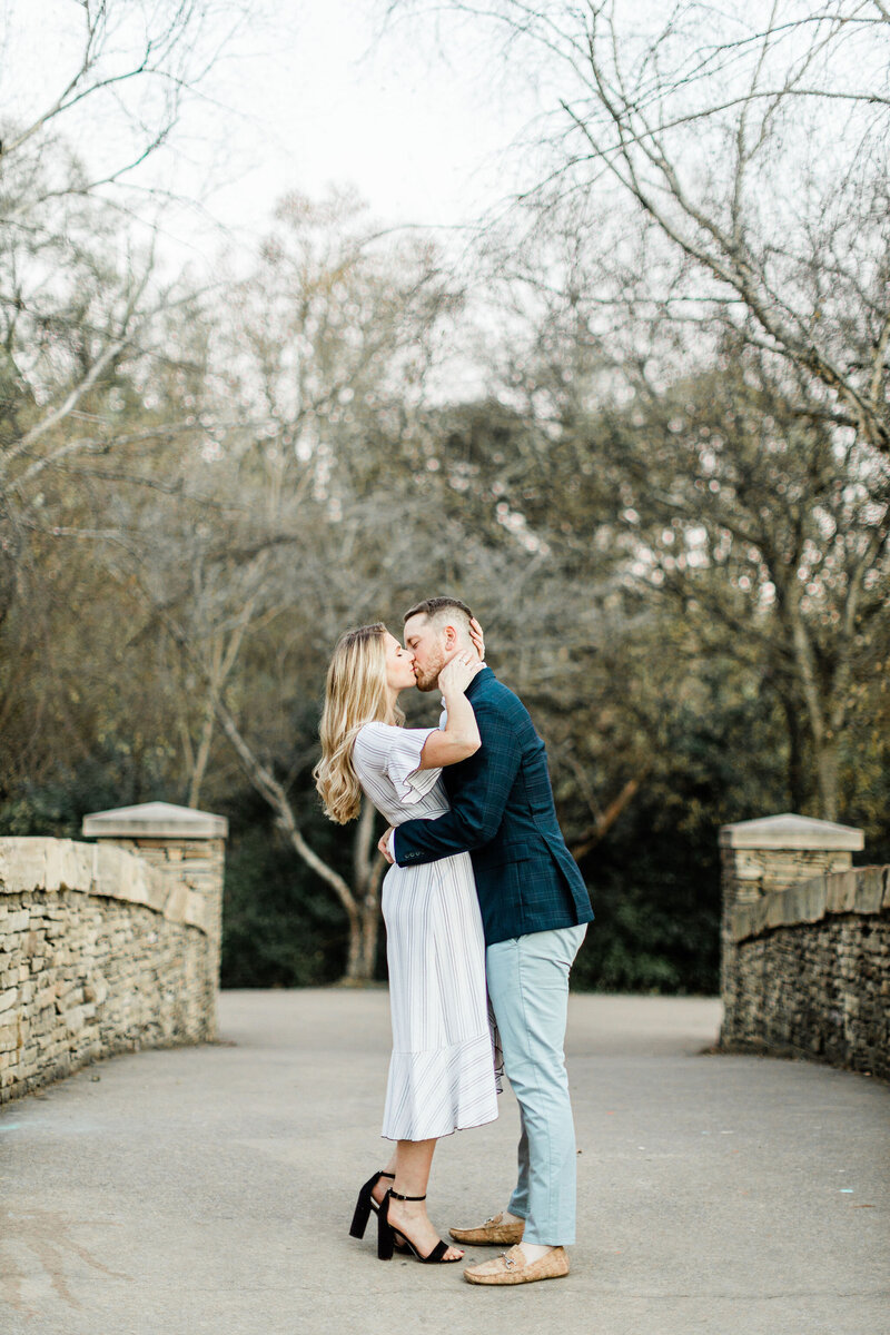 These timeless engagement photos will loog amazing in 100 years.